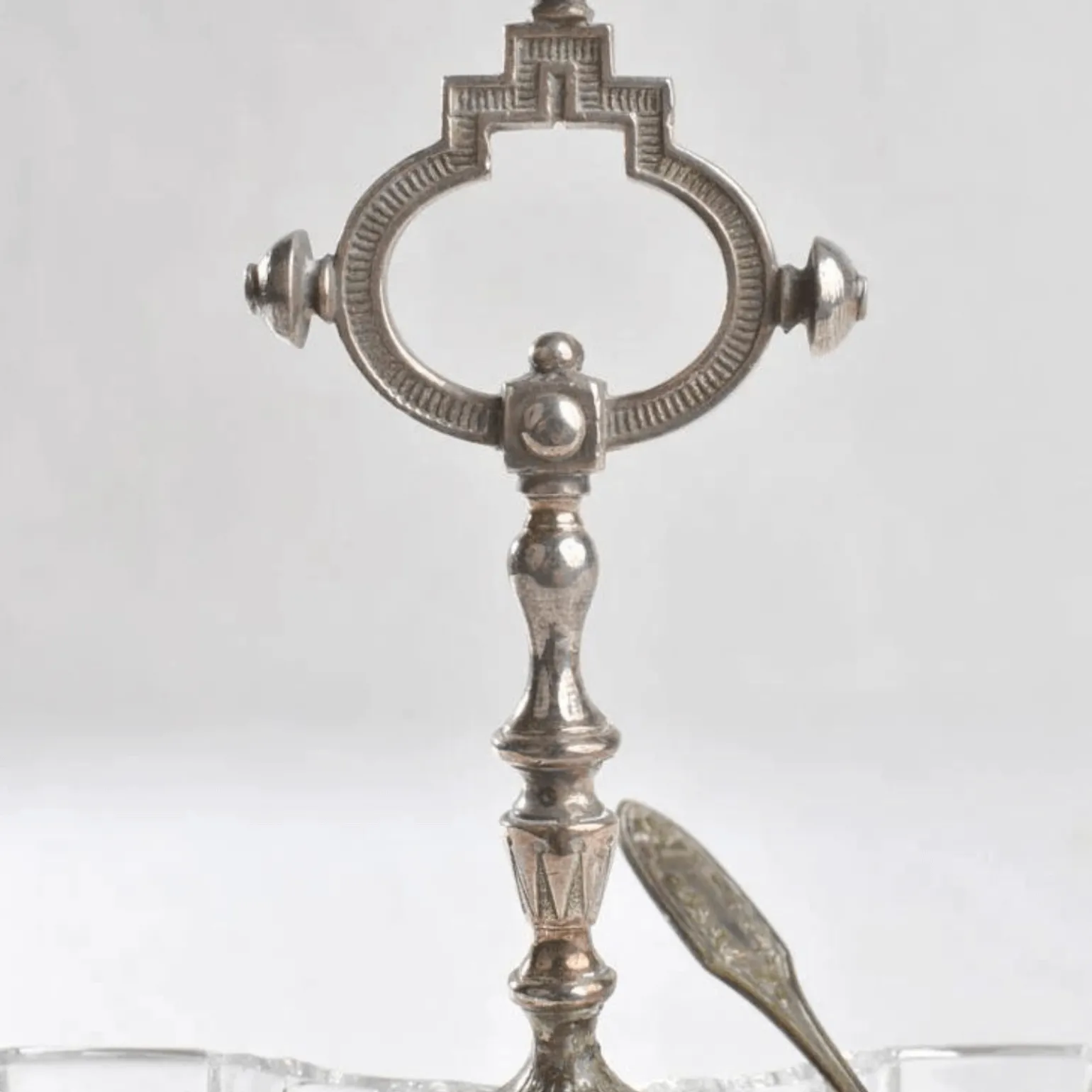 an_antique_silver_salt__p_1.webp An Antique Silver Salt & Pepper Cellar