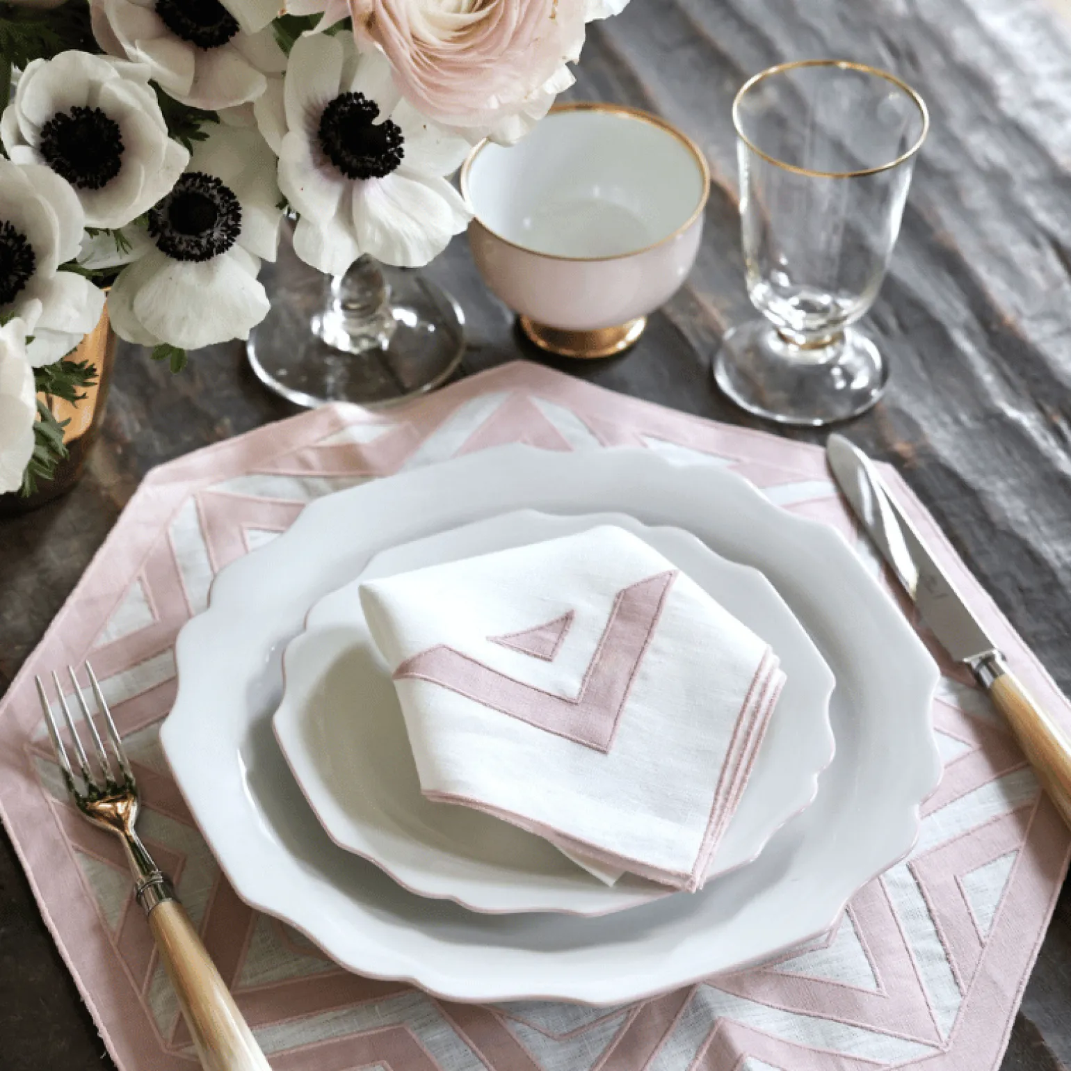 belvedere_soft_pink_rim_d_3.webp Belvedere Soft Pink Rim Dinner Plate