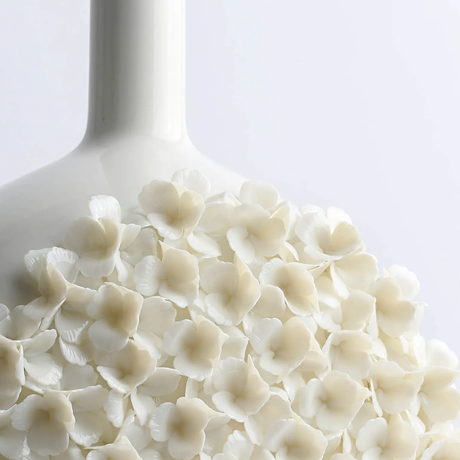 canvas_white_flowers_tape_1.webp Canvas White Flowers Tapestry Vase