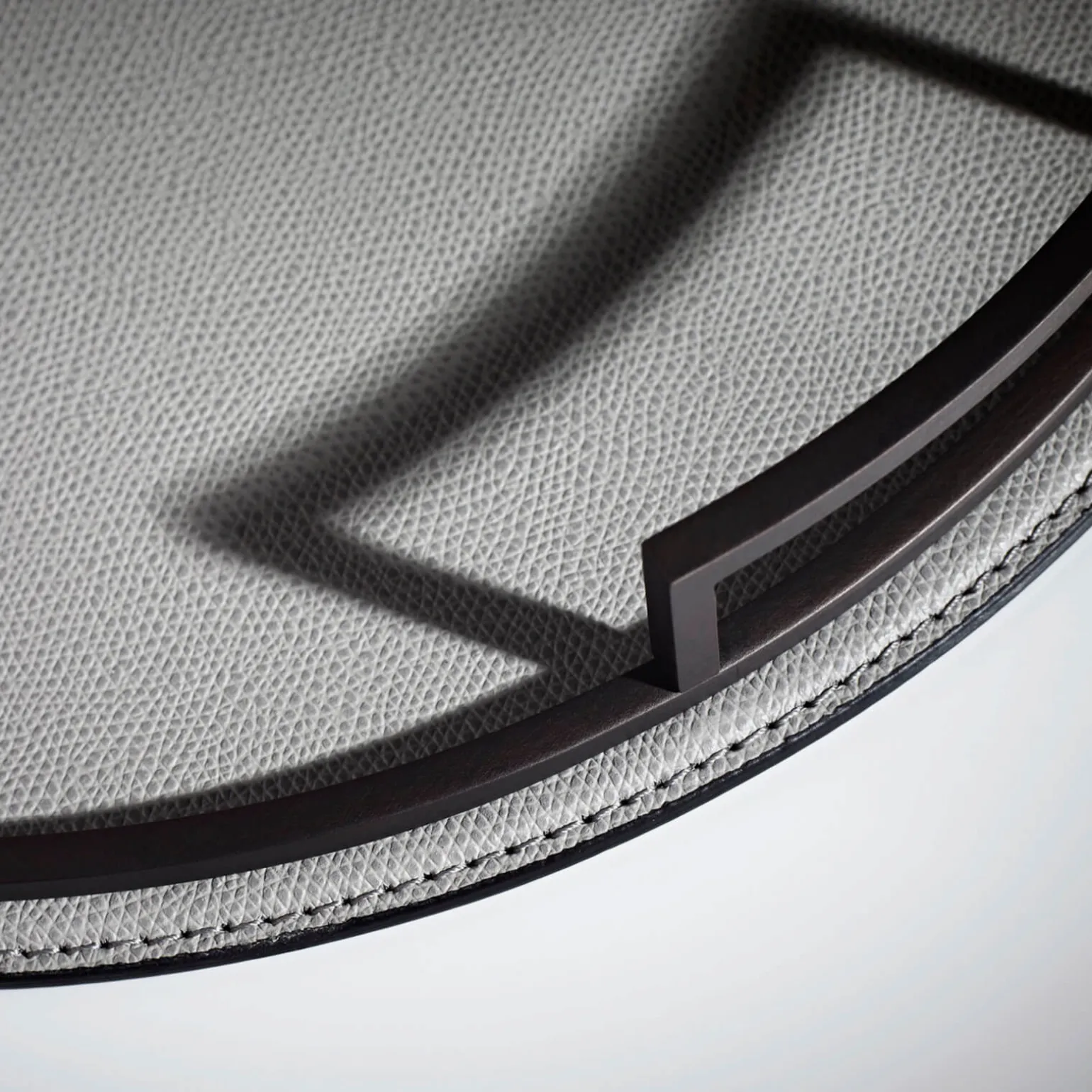 defile_medium_round_leath_1-1.webp Defile Medium Round Leather Tray Grey