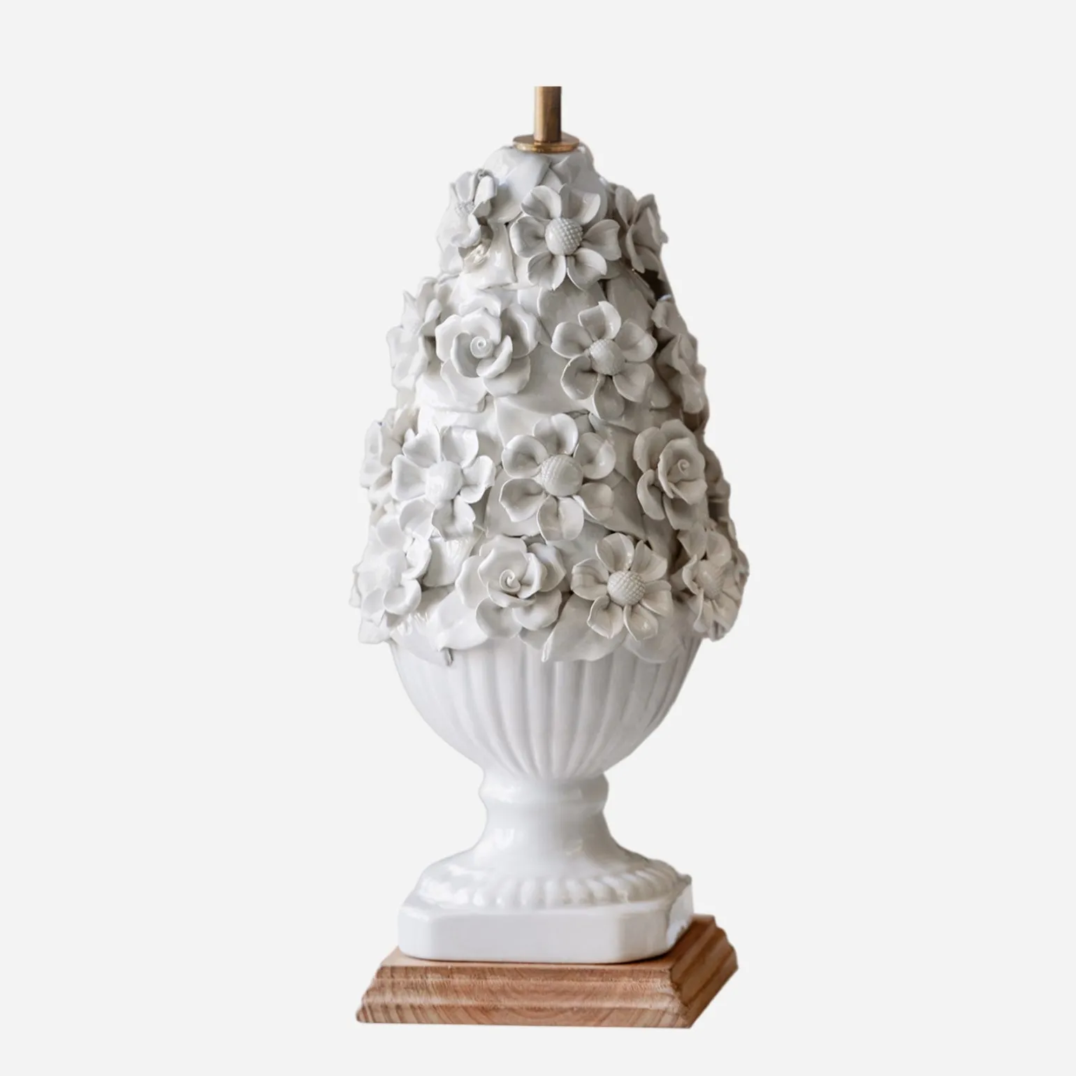 flora_white_lamp_0.webp Flora White Lamp