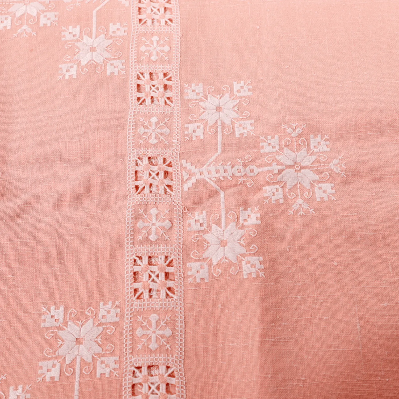 handembroidered_tableclot_1.webp Hand-Embroidered Tablecloth with 12 Napkins