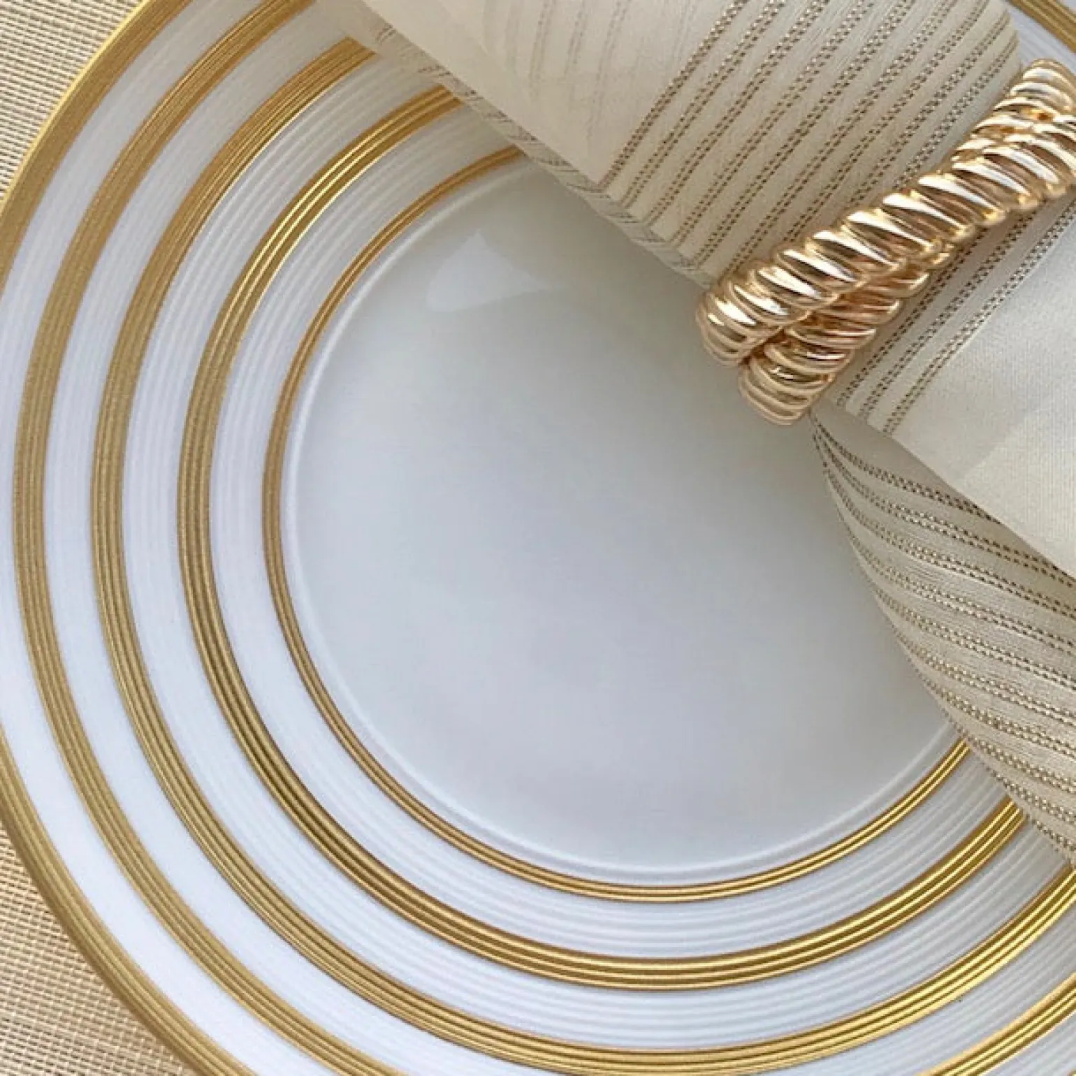 hmisphre_gold_stripe_char_1.webp Hémisphère Gold Stripe Charger Plate