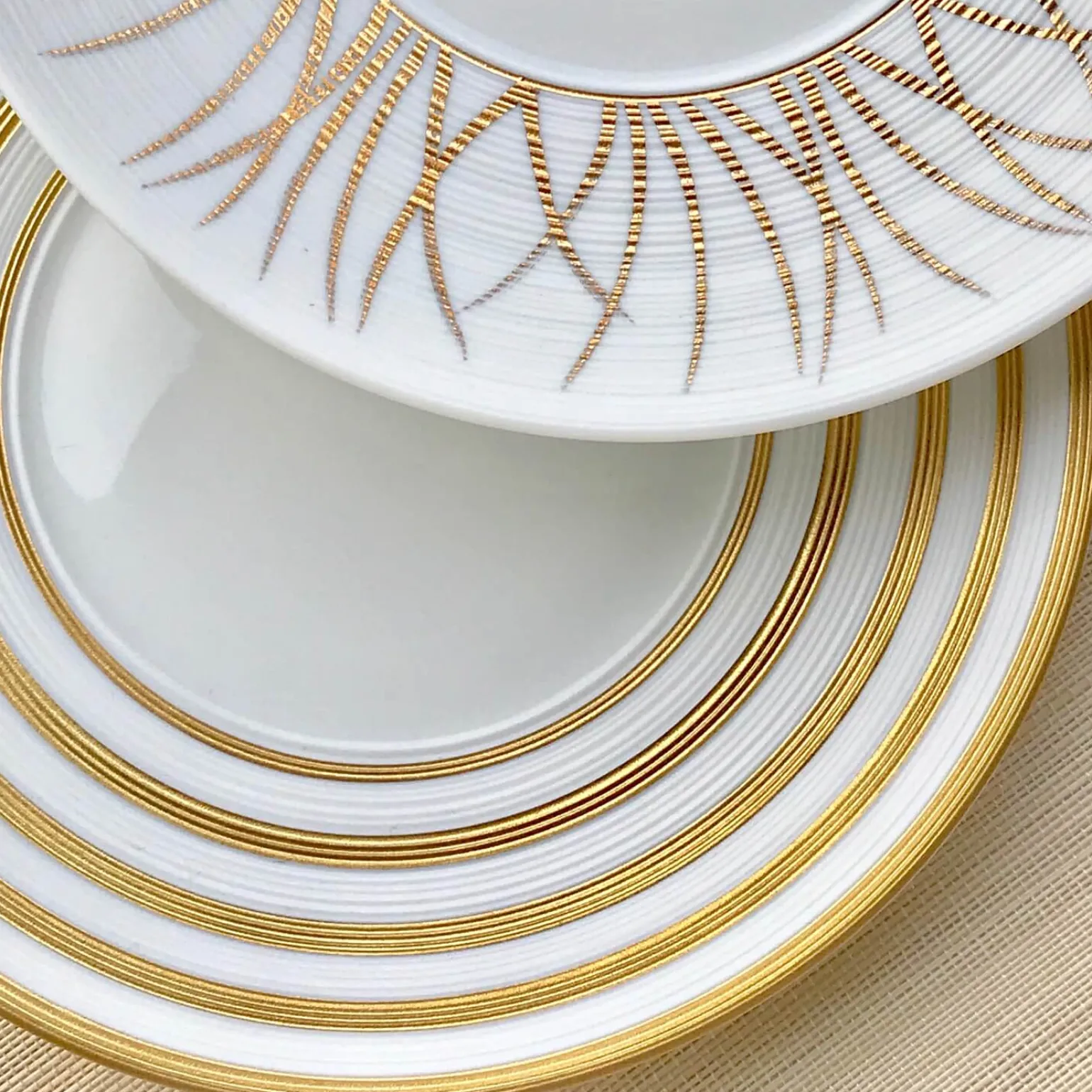 hmisphre_gold_stripe_char_2.webp Hémisphère Gold Stripe Charger Plate