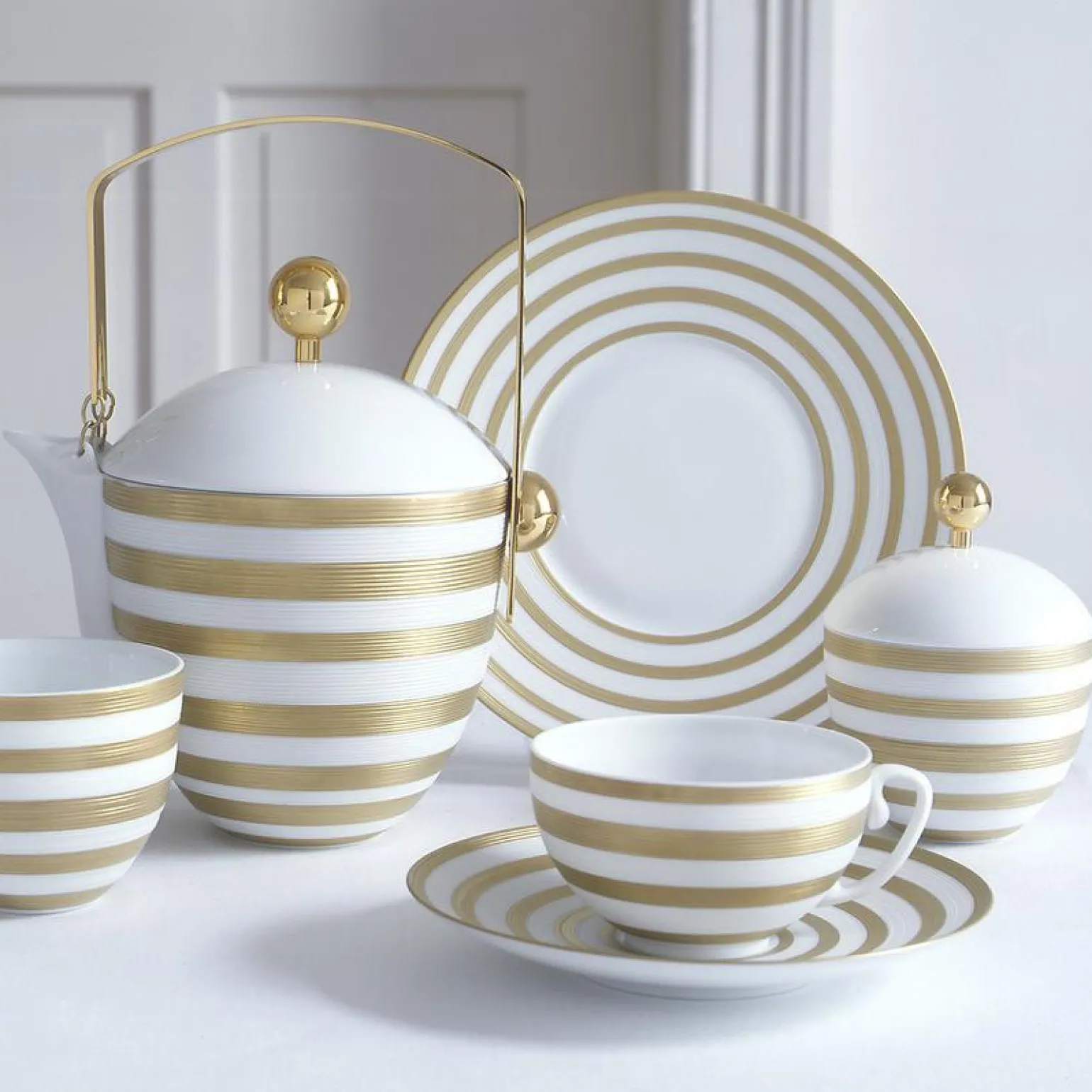 hmisphre_gold_stripe_crea_1.webp Hémisphère Gold Stripe Creamer