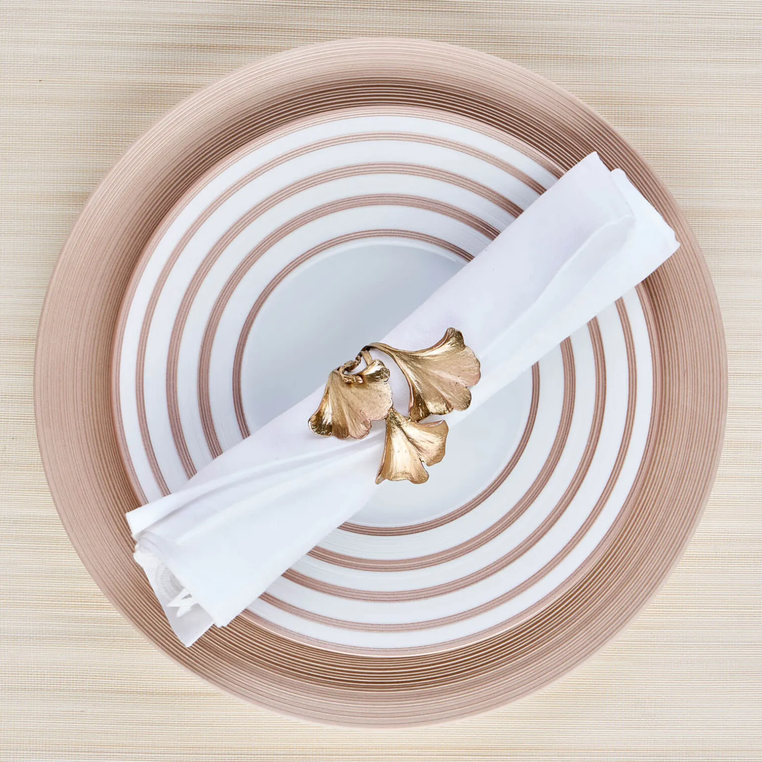 hmisphre_metallic_pink_st_1.webp Hémisphère Metallic Pink Striped Dinner Plate