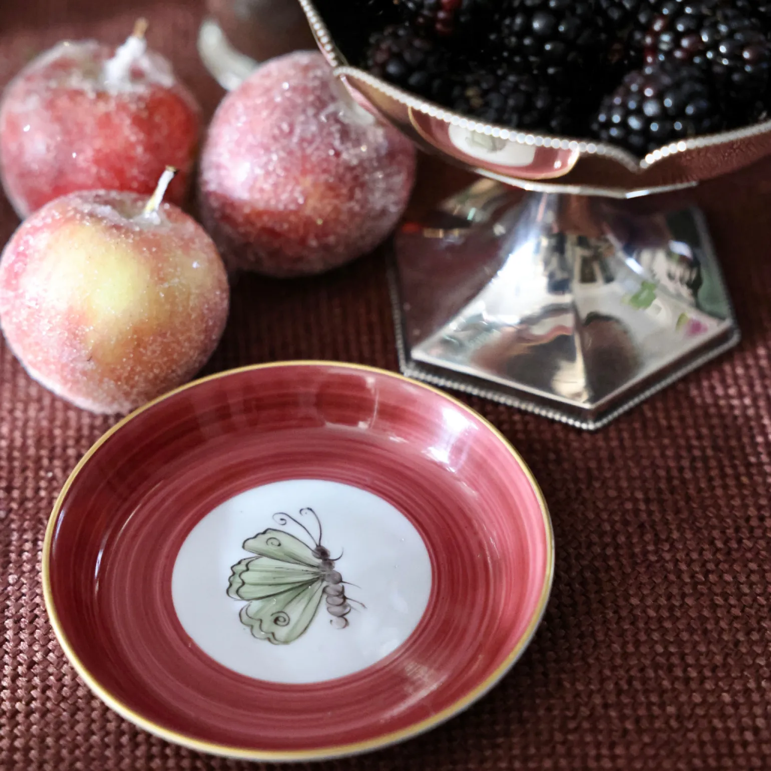 jardins_dudaipur_butterfl_1.webp Jardins d’Udaipur Butterfly Bread Plate - Berry Red