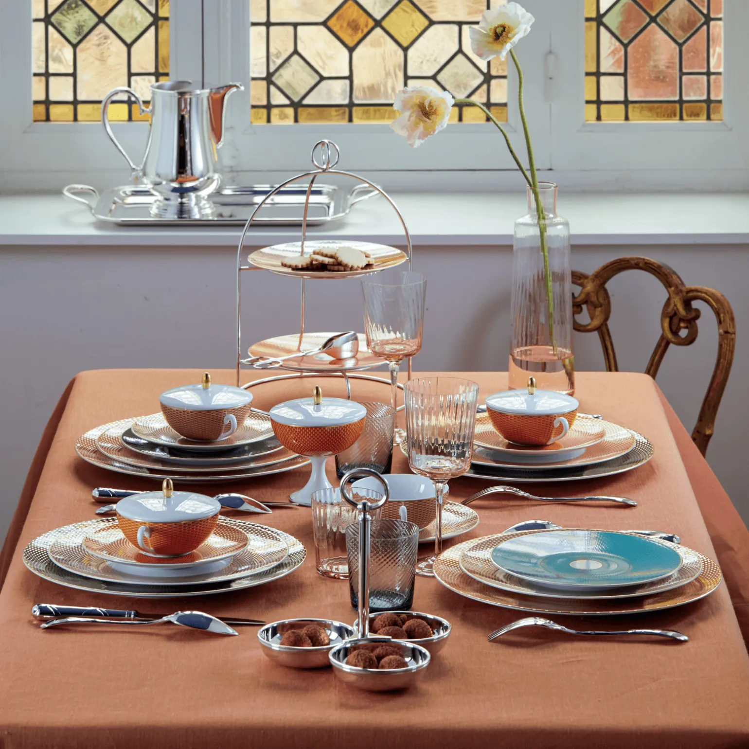 latitude_twotier_plate_st_1.webp Latitude Two-Tier Plate Stand