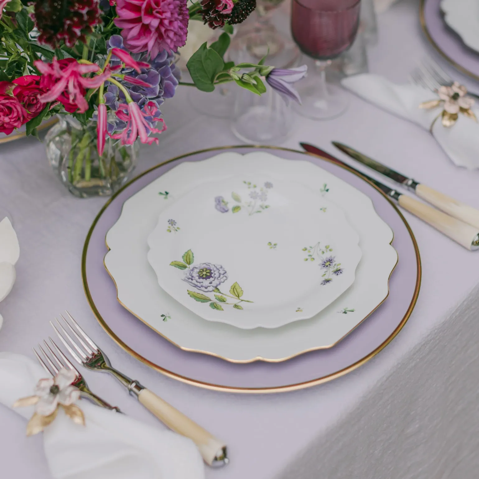 lilac_floral_bouquets_din_2-1.webp Lilac Floral Bouquets Dinner Plate - Dahlia