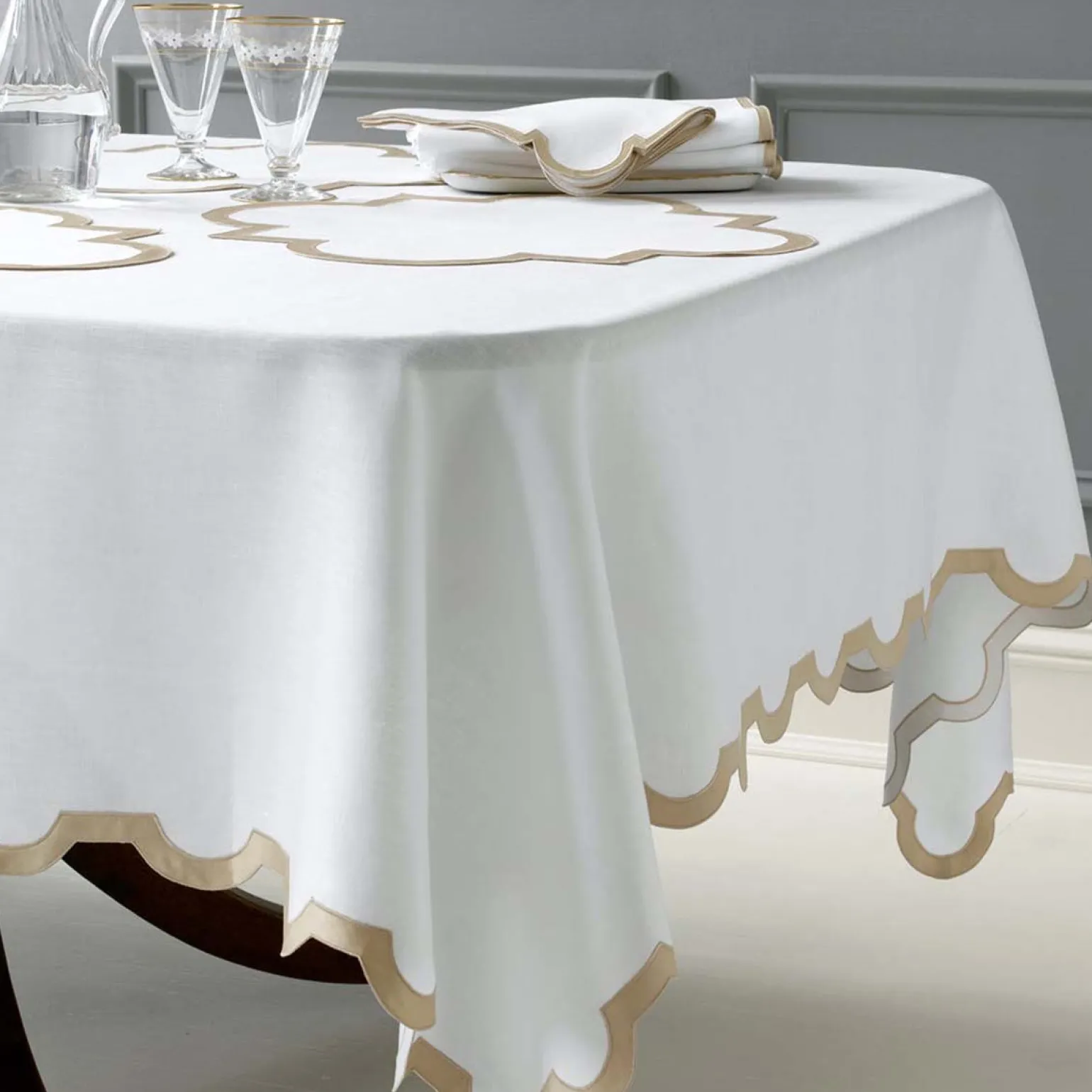 mirasol_tablecloth_champa_1.webp Mirasol Tablecloth Champange - Medium