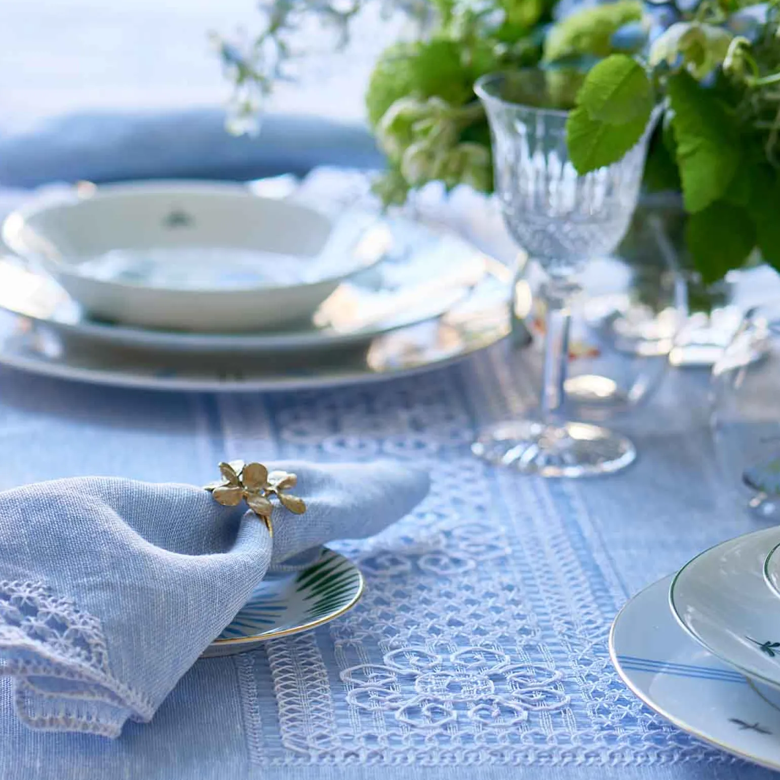 mozzano_embroidered_napki_2-1.webp Mozzano Embroidered Napkin Blue