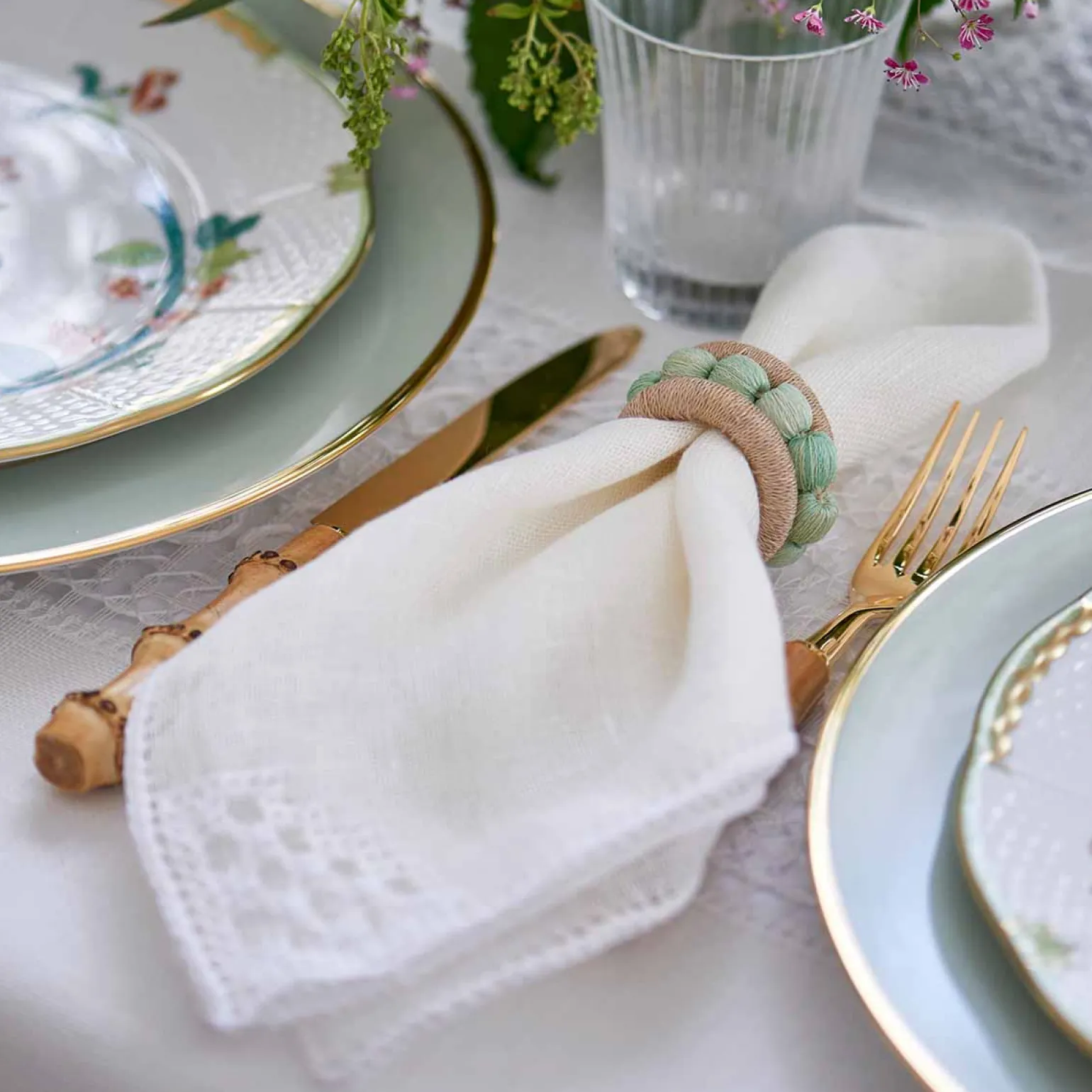 mozzano_embroidered_napki_2.webp Mozzano Embroidered Napkin - White