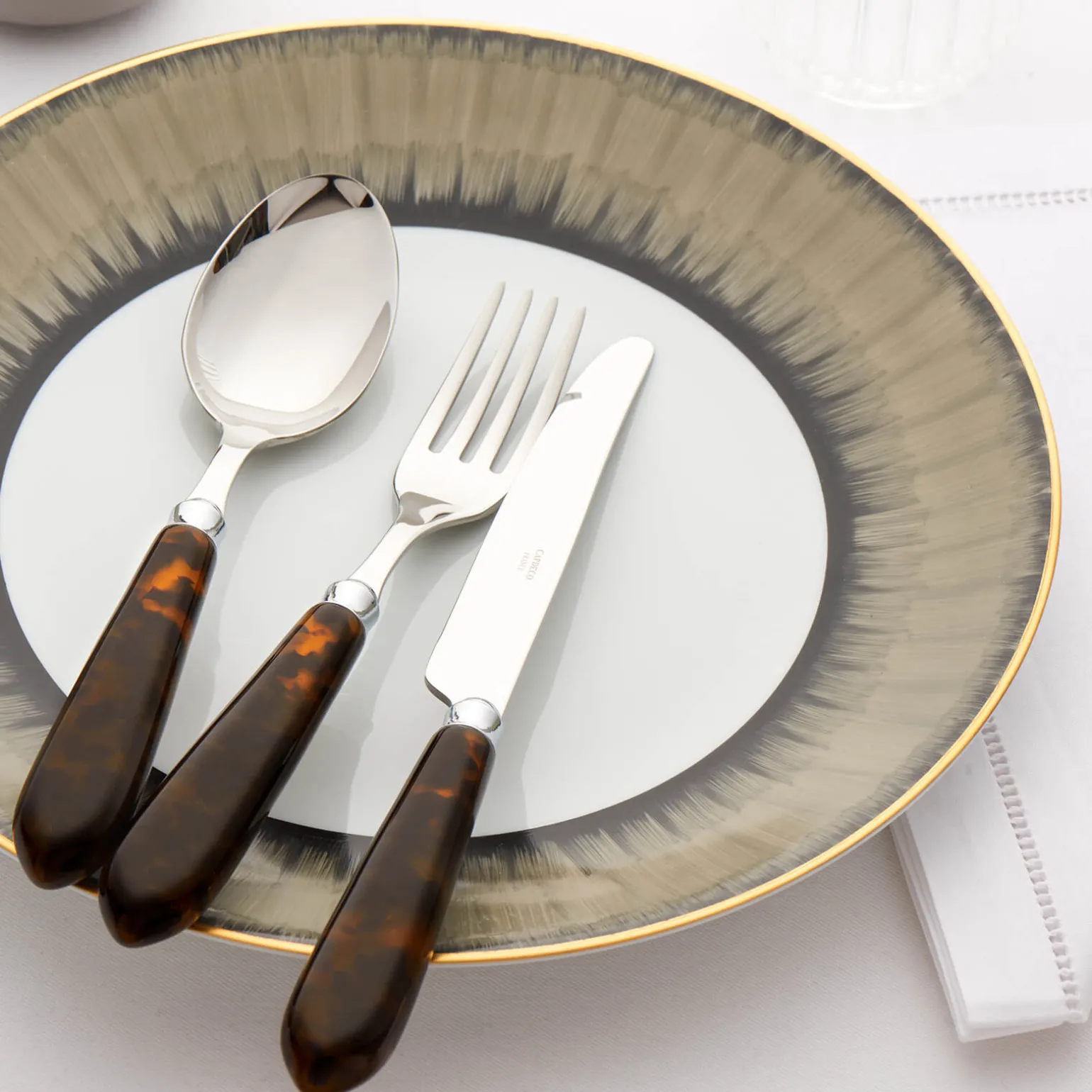 omega_tortoiseshell_piece_1-1.webp Omega Tortoiseshell 2-Piece Serving Set