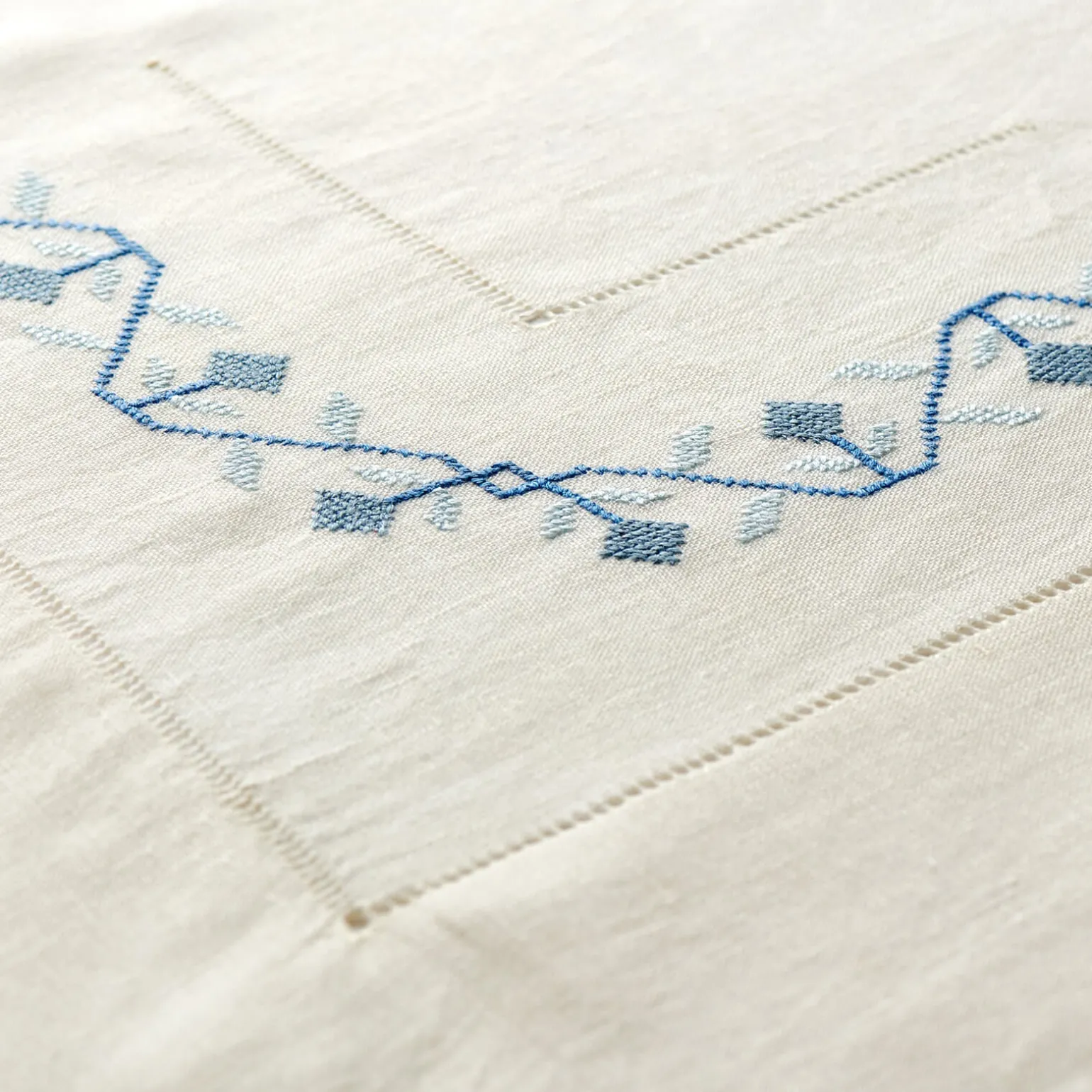 ottoman_handembroidered_t_1-1.webp Ottoman Hand-embroidered Tablecloth - Blue