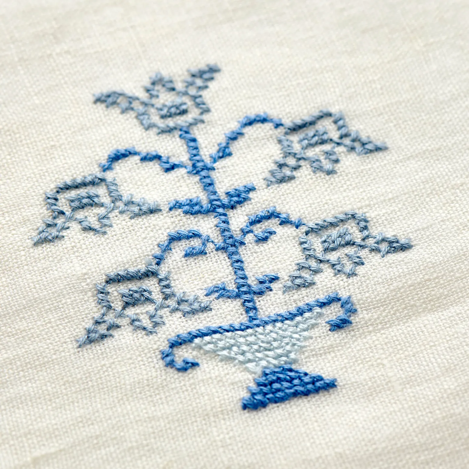 ottoman_handembroidered_t_2-1.webp Ottoman Hand-embroidered Tablecloth - Blue