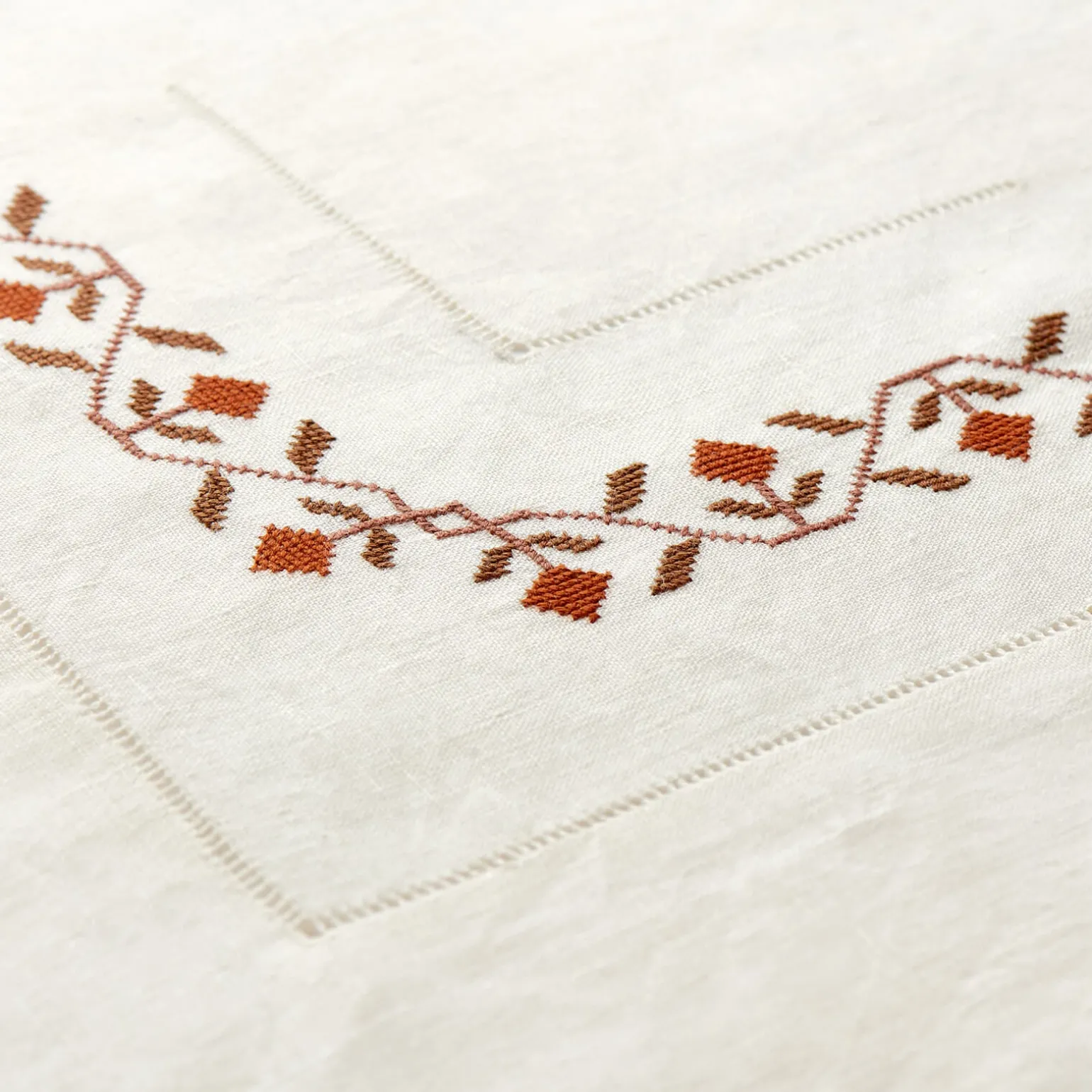 ottoman_handembroidered_t_2.webp Ottoman Hand-embroidered Tablecloth - Brown