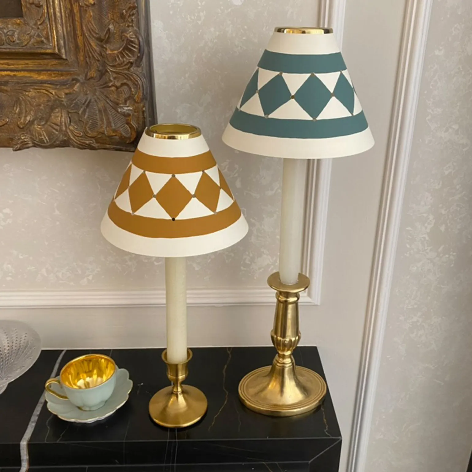 pilatos_handpainted_candl_1-1.webp Pilatos Hand-Painted Candle Shade Sage
