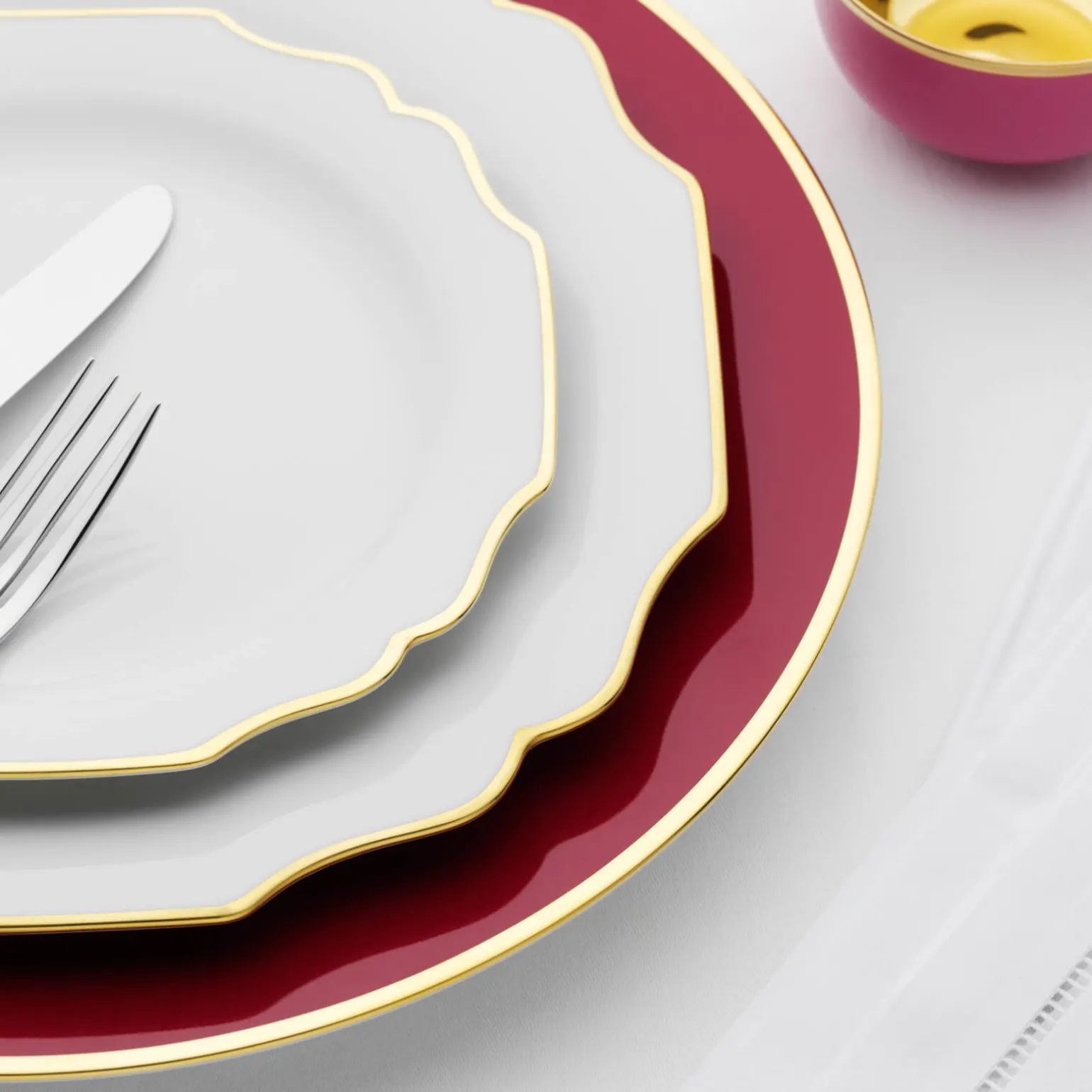 schubert_charger_plate_bu_1-1.webp Schubert Charger Plate Burgundy