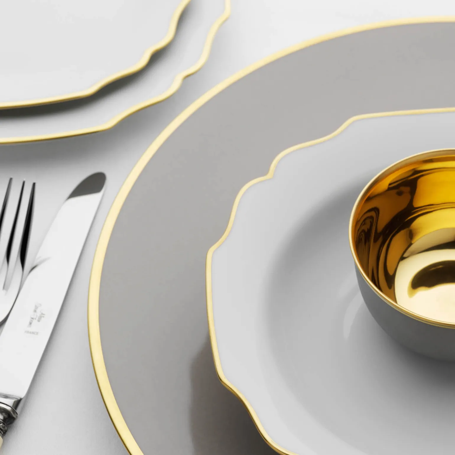schubert_charger_plate_sm_1.webp Schubert Charger Plate Smoke Grey