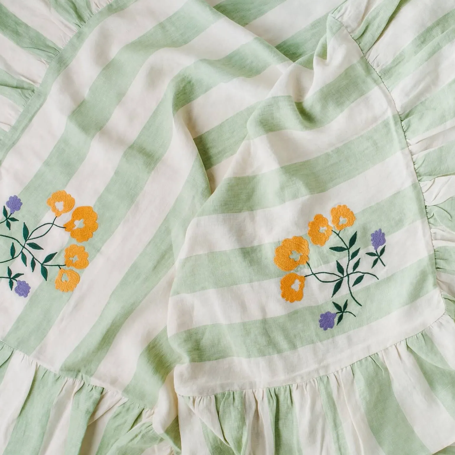 sirkus_stripe_embroidered_1.webp Sirkus Stripe Embroidered Frill Tablecloth Pistachio