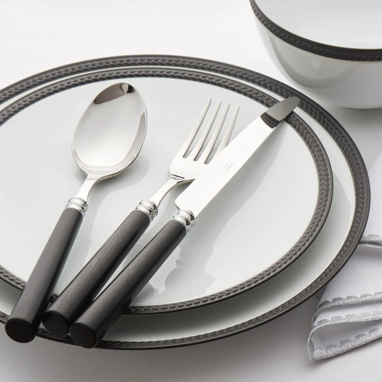 soie_tresse_black_dinner__1.webp Soie Tressée Black Dinner Plate
