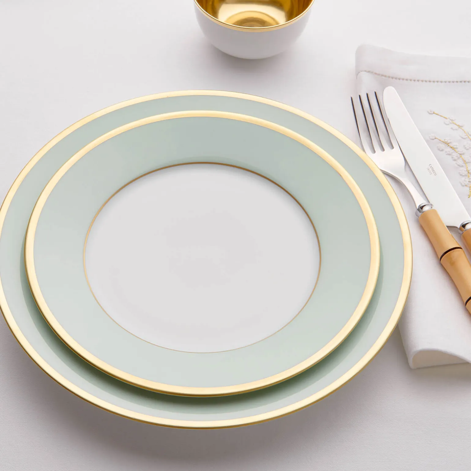 sous_le_soleil_celadon_ca_1.webp Sous Le Soleil Celadon Cake Plate