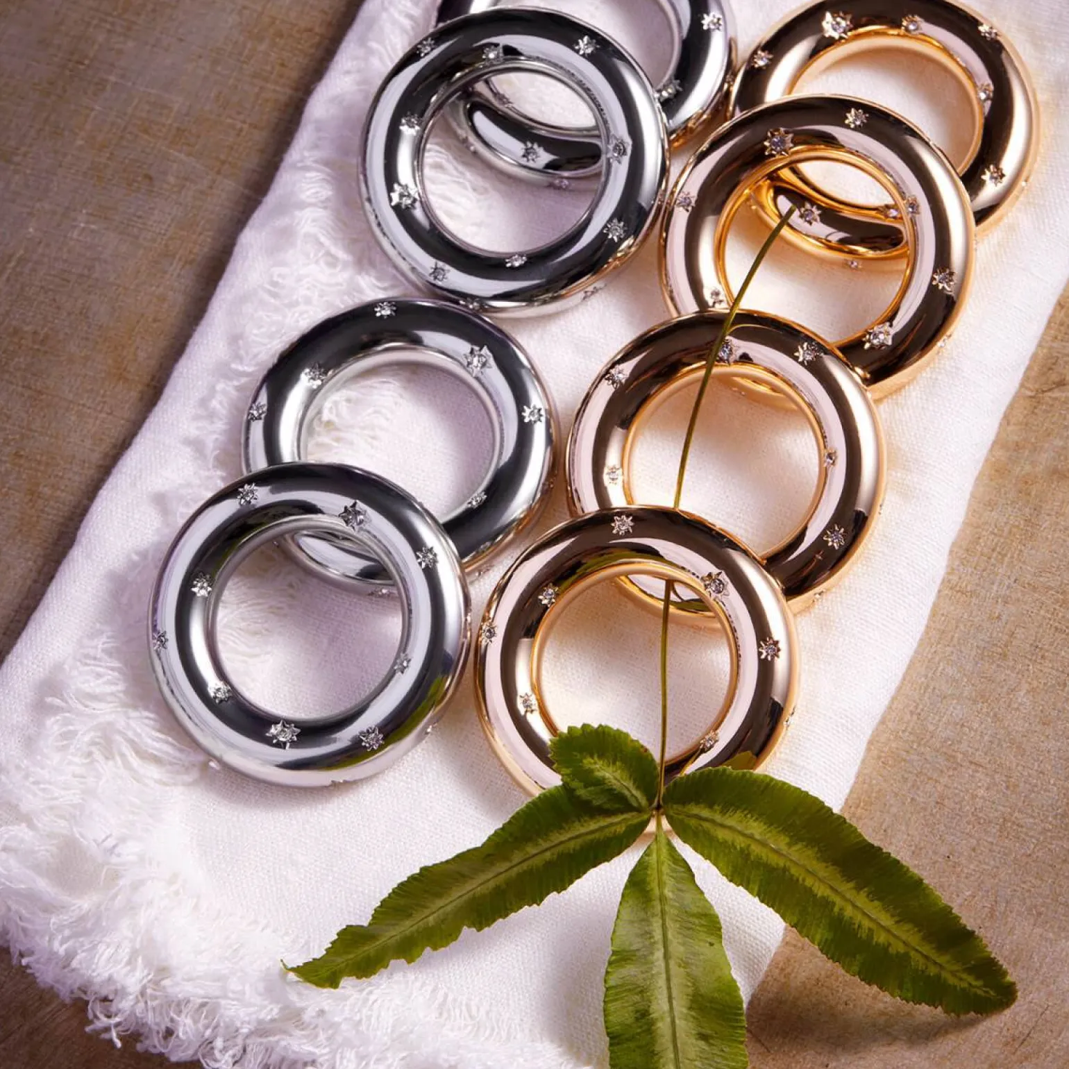 stars_gold_napkin_ring__s_1.webp Stars Gold Napkin Ring - Set of 4