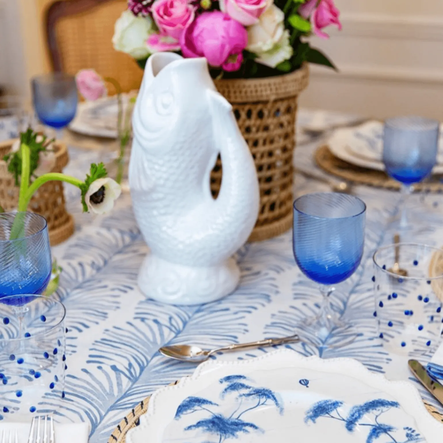 torse_white_wine_glass_bl_1.webp Torse White Wine Glass Blue