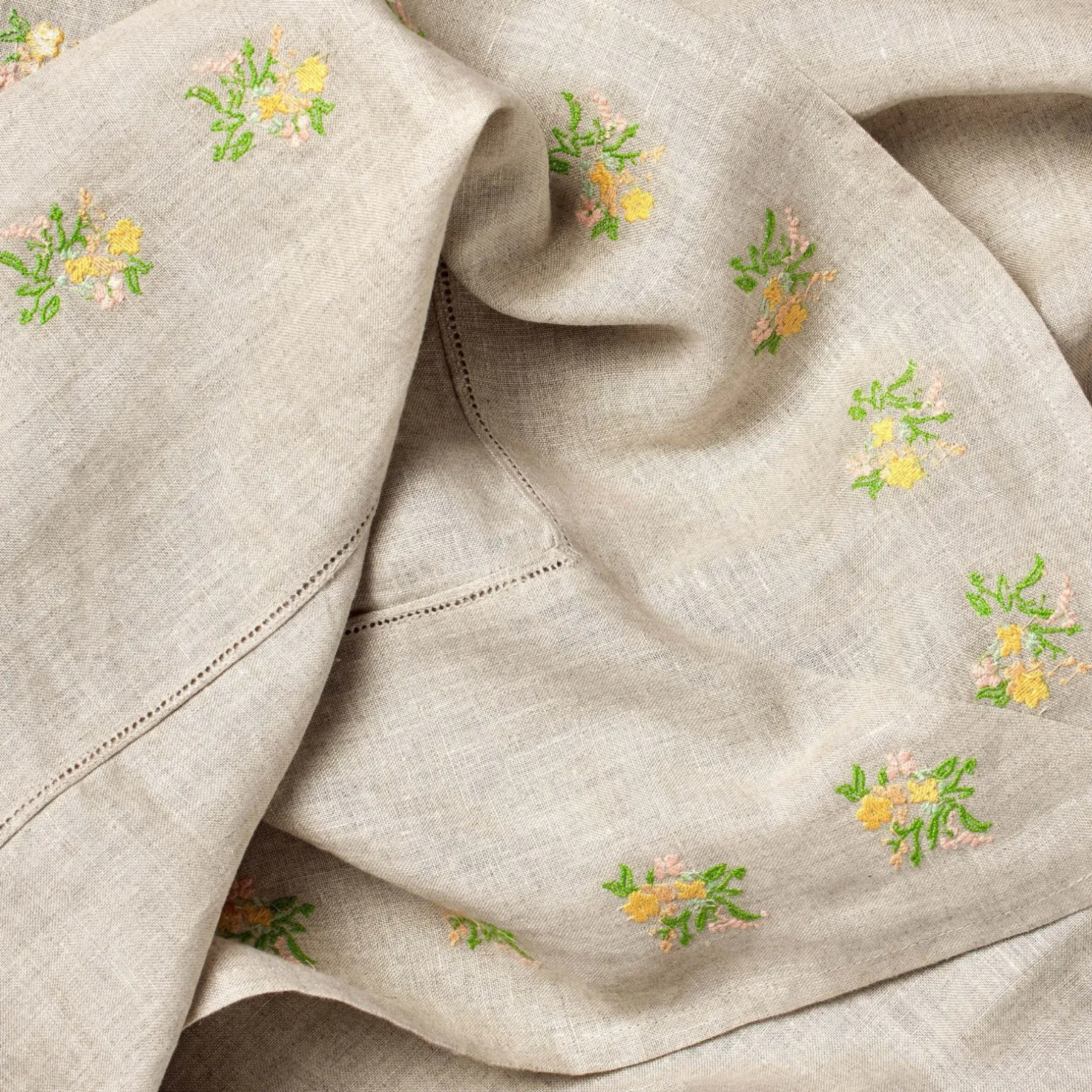 vuokke_embroidered_linen__1.webp Vuokke Embroidered Linen Tablecloth