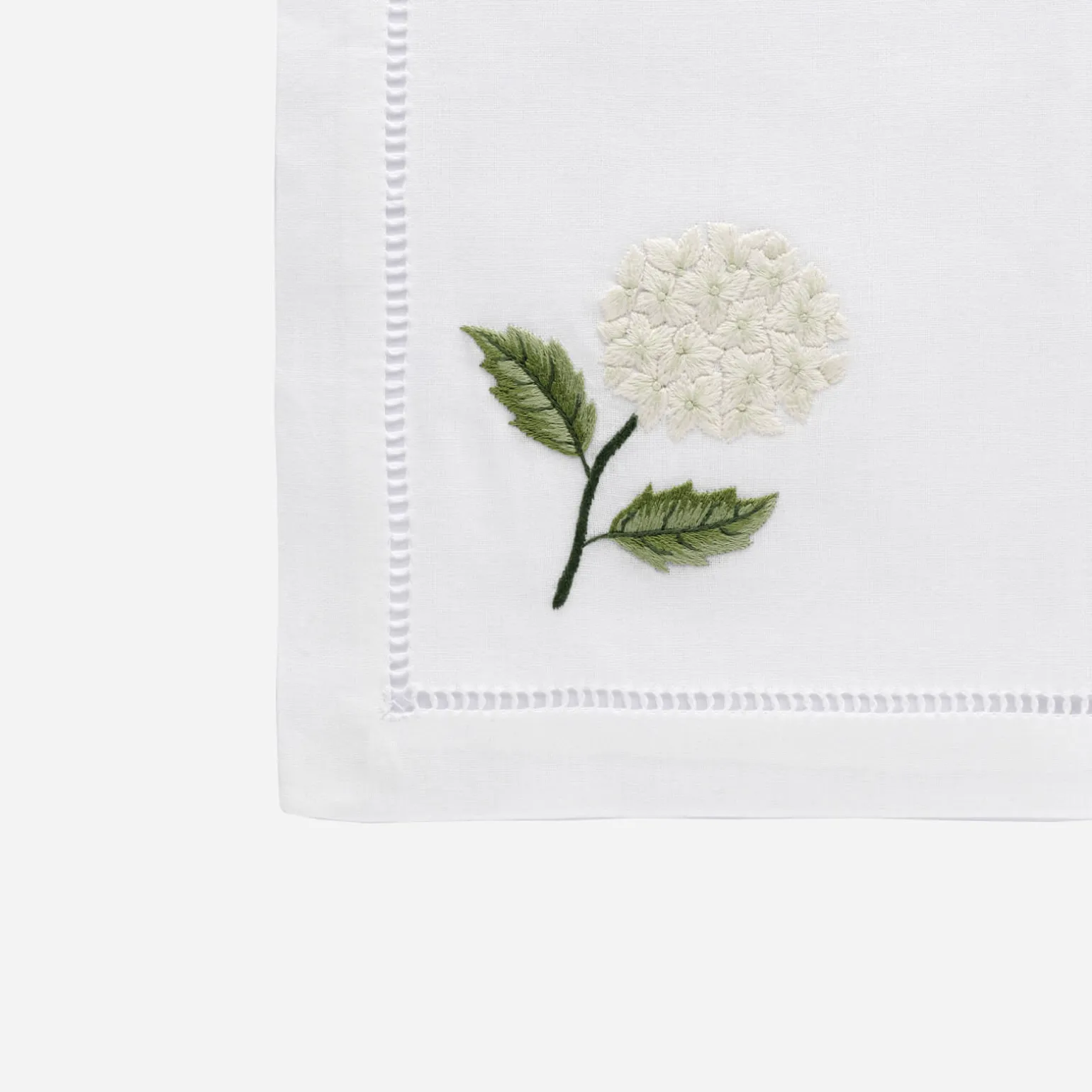 white_hydrangea_dinner_na_2.webp White Hydrangea Dinner Napkin
