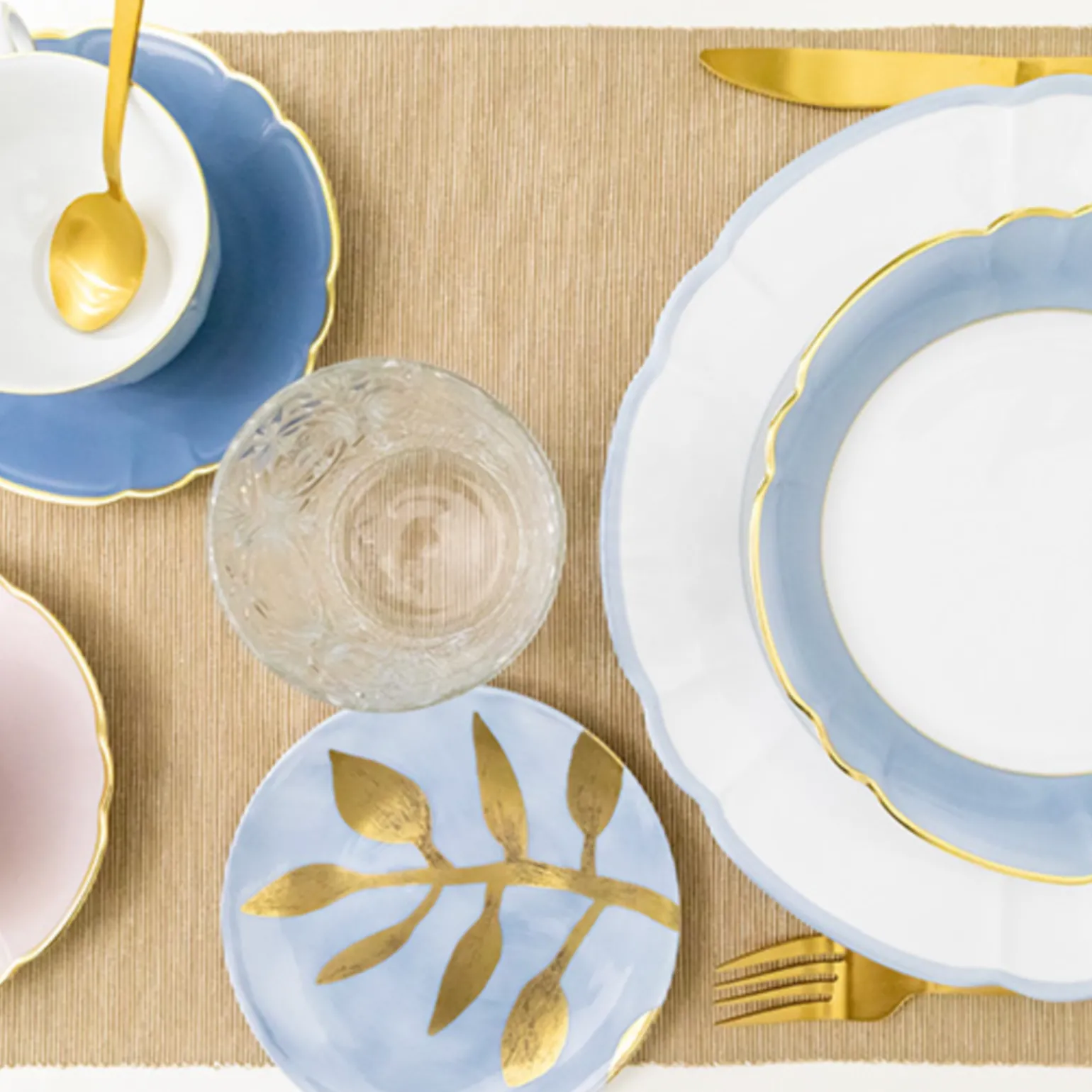 yvonne_charger_plate_blue_1.webp Yvonne Charger Plate Blue